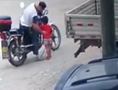 Δείτε πως αρπάζουν τα παιδιά με δήθεν κέρασμα (βίντεο)